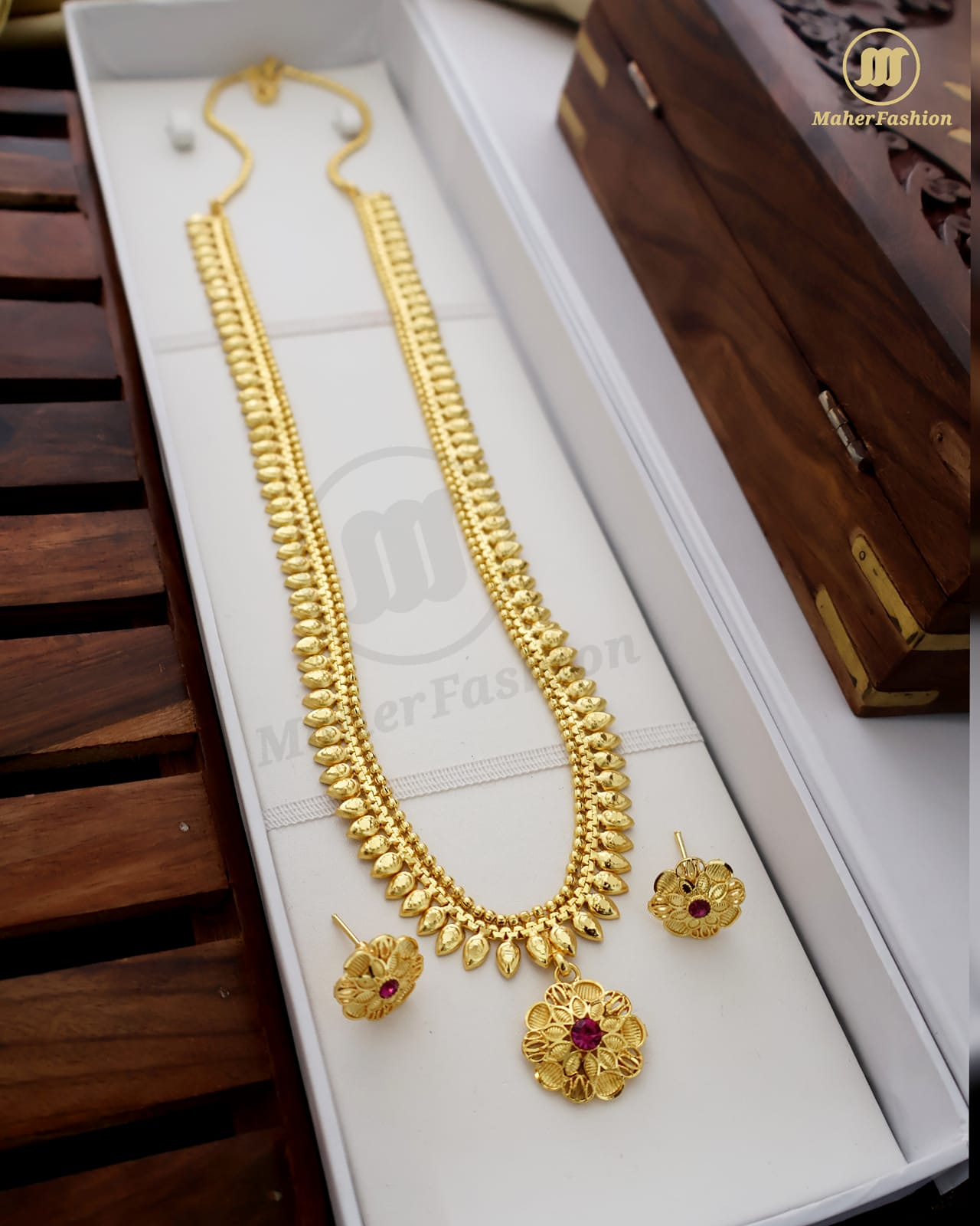 Sampoorna Saundarya Golden Necklace
